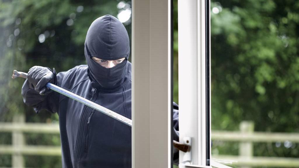 Inbreker is bezig met een koevoet